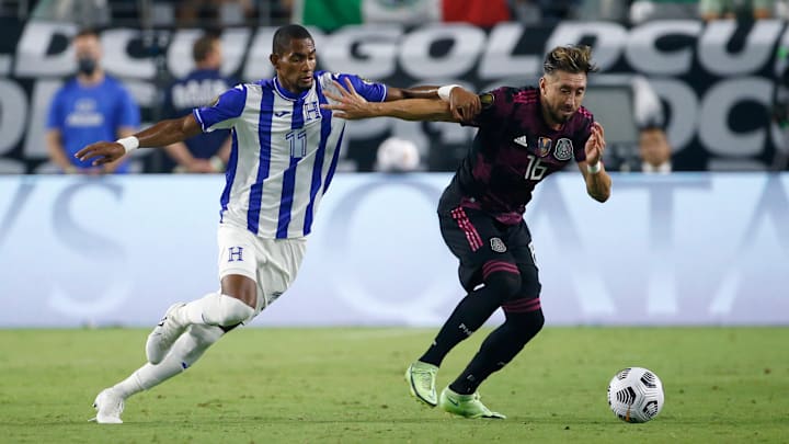 Héctor Herrera controla un balón ante la marca de Jerry Bengtson.